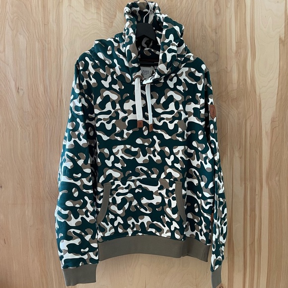 Wanakome Men’s Green Camo Hoodie - Picture 2 of 4